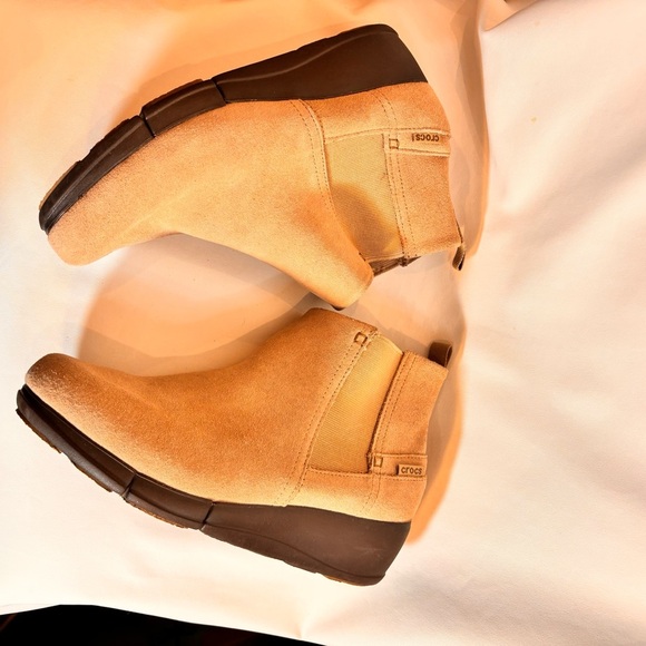 CROCS Sz 9 Tan Suede Ankle Chelsea Ankle Pull On Boots Low Wedge Soles - Picture 5 of 13